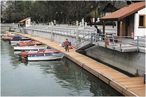 Ein Holzsteg mit daran angedockten Booten