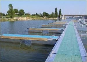 Ein großes Gewässer mit einem Dock im Vordergrund