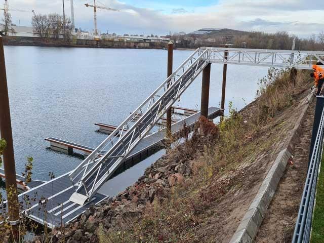 Eine Brücke über ein Gewässer mit Treppen, die hinaufführen