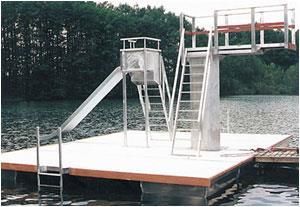 Ein Steg mit Rutsche und Treppe im Wasser