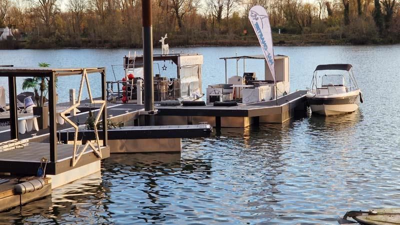 Mehrere Boote liegen an einem Steg an einem See