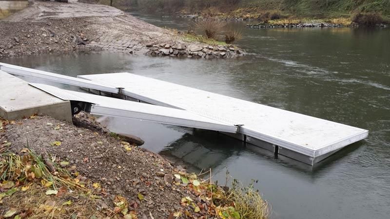 Ein Dock liegt mitten in einem Fluss.