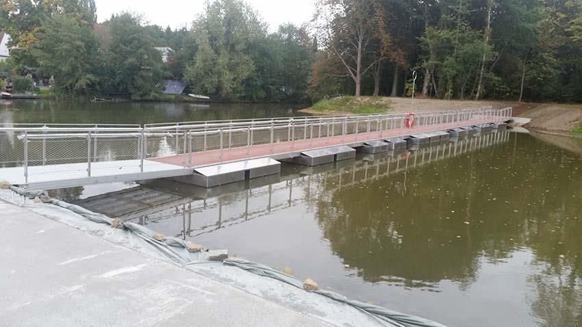 Eine Brücke über ein Gewässer mit Bäumen im Hintergrund