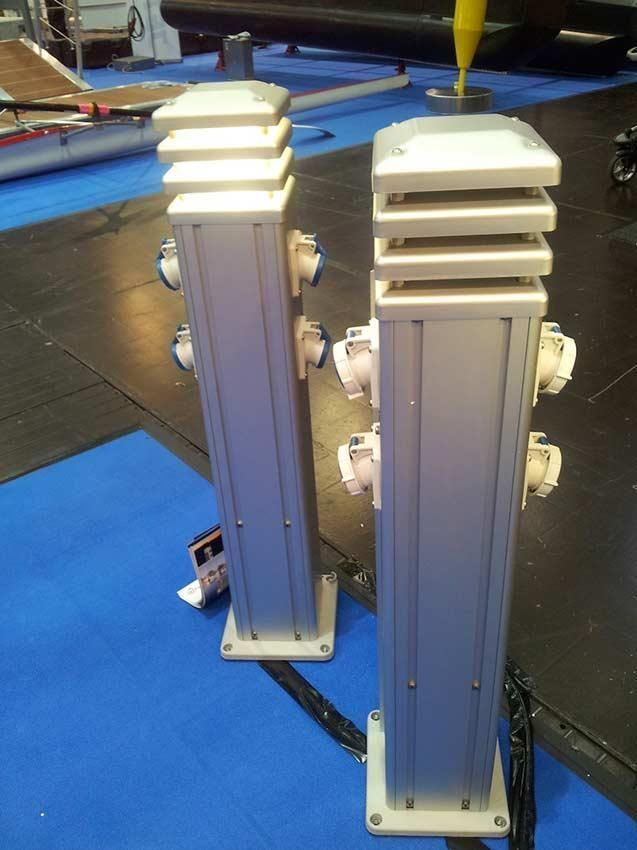 Ein Paar Metallstangen auf einem blauen Teppich