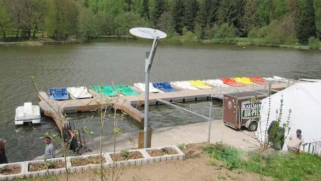 Ein Dock mit Booten darauf und einem Zelt im Hintergrund