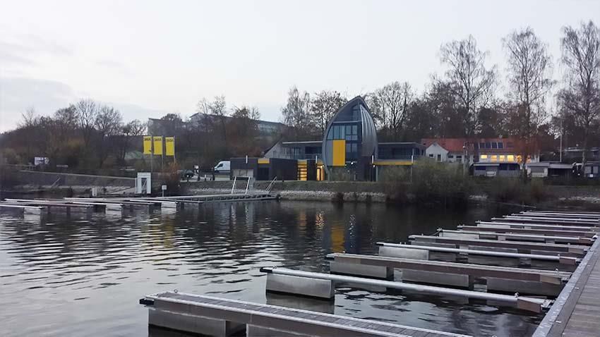 Ein großes Gewässer mit einem Dock im Vordergrund