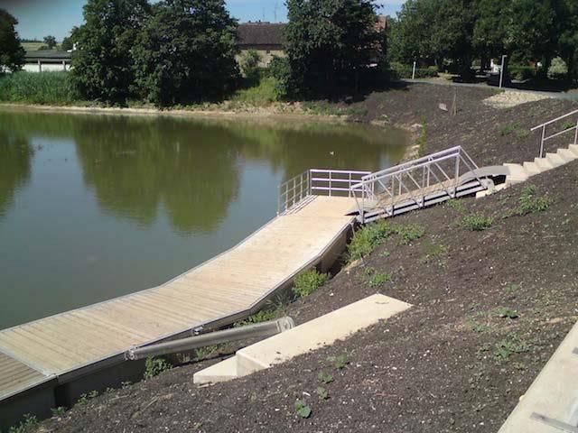 Ein Dock mit Treppen, die zu einem See hinaufführen