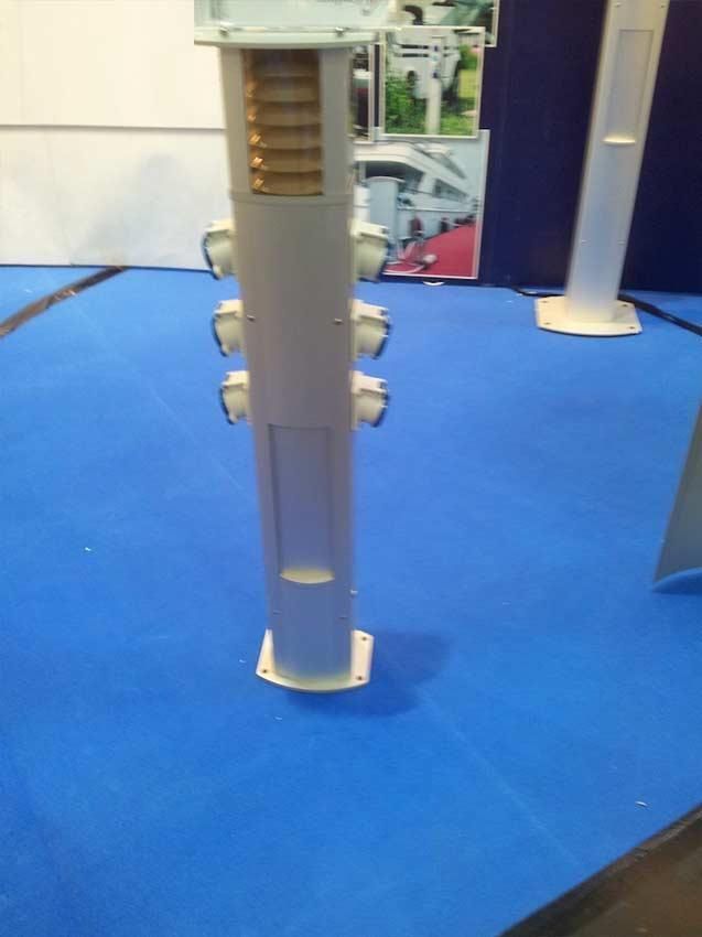 Eine weiße Stange steht auf einem blauen Teppich