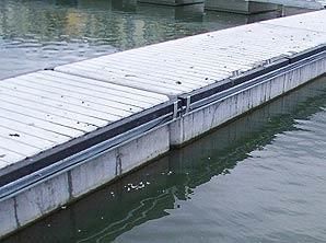 Ein Dock liegt mitten in einem Gewässer.