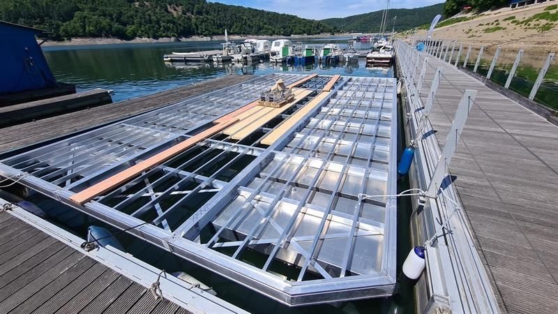 Ein Dock mit vielen darin angedockten Booten