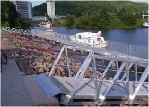 Ein Boot treibt auf einem Fluss neben einer Brücke.