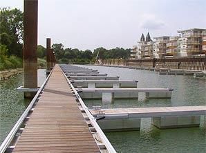 Ein großes Gewässer mit einem Steg in der Mitte