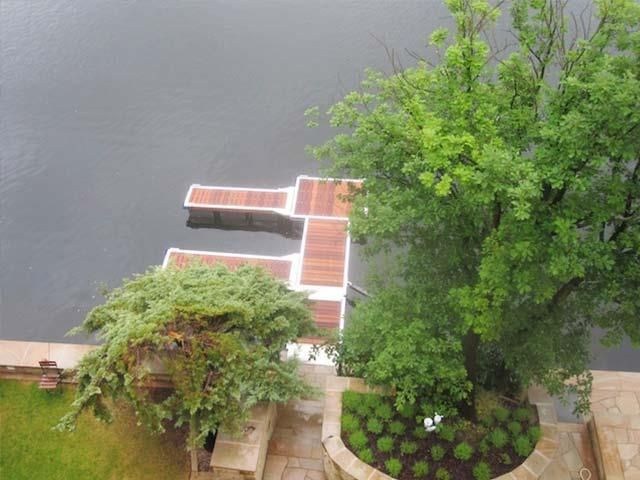 Eine Luftaufnahme eines Docks in der Mitte eines Sees