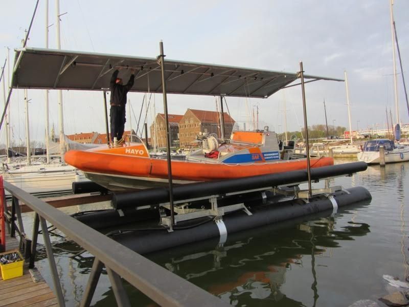 Ein Boot, auf dem das Wort „Bravo“ steht