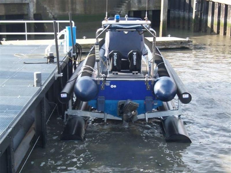 Ein kleines blaues Boot liegt an einem Dock