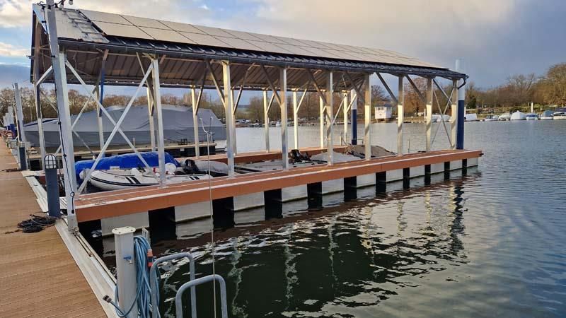 Ein Boot liegt an einem Dock im Wasser