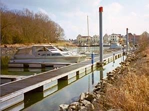 Ein Boot liegt an einem Dock neben einem Gewässer.