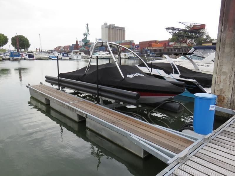 Ein Boot liegt an einem Dock in einem Yachthafen