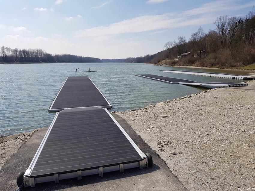 Ein großes Gewässer mit einem Dock im Vordergrund