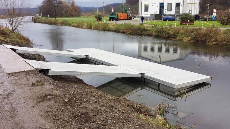 Ein großes Gewässer mit einem Steg in der Mitte