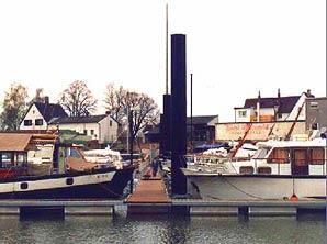 Zwei Boote liegen an einem Dock in einem Hafen.