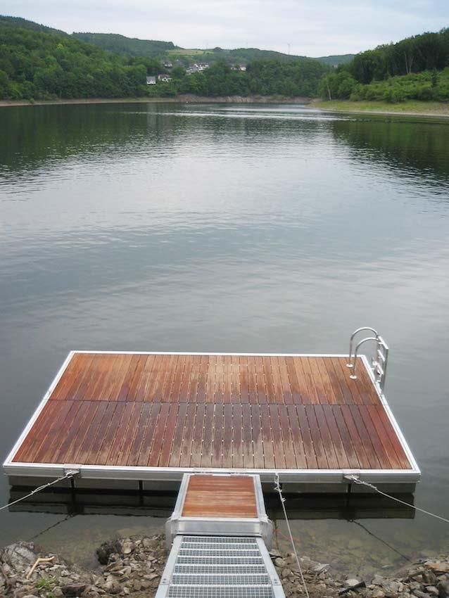 Ein Holzsteg liegt mitten in einem See