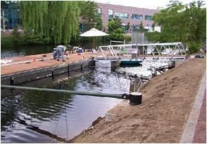 Ein Gewässer mit einem Gebäude im Hintergrund