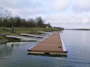 In der Mitte eines Sees liegt ein Holzsteg.