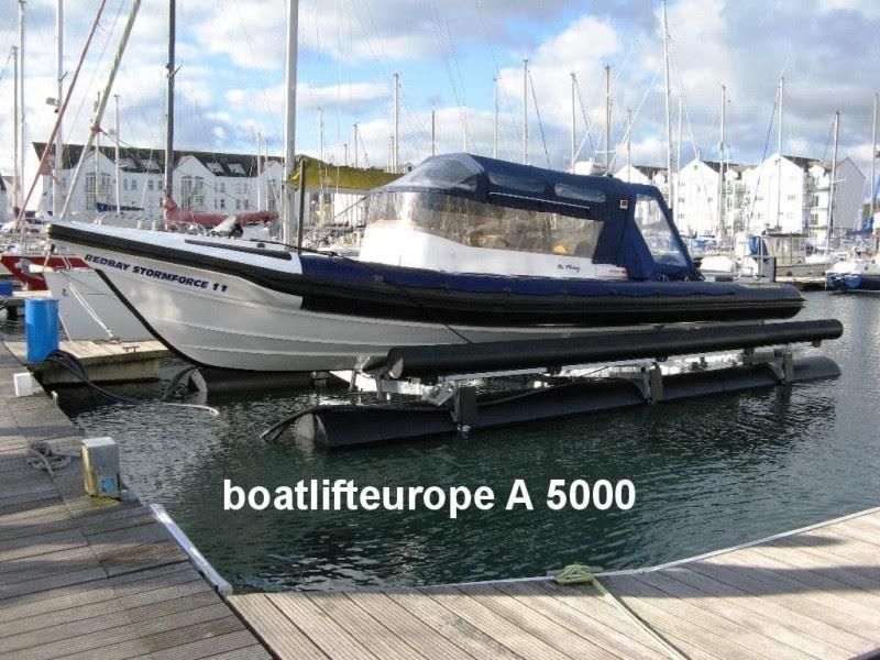 Ein Boot liegt an einem Dock mit den Worten Boatlifteurope a 5000 auf der Unterseite