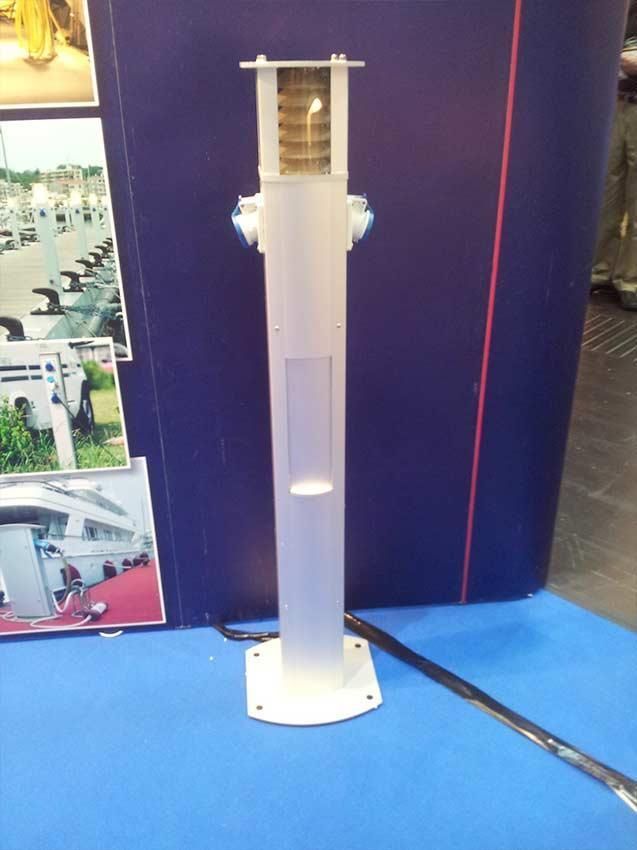 Ein weißer Mast mit einem Licht darauf