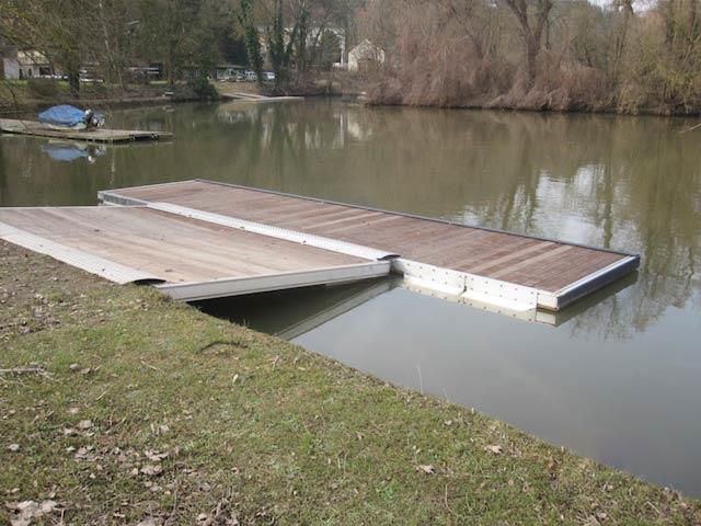 Ein Holzsteg liegt mitten in einem See