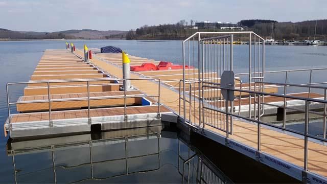 Ein Dock an einem See mit Booten darauf