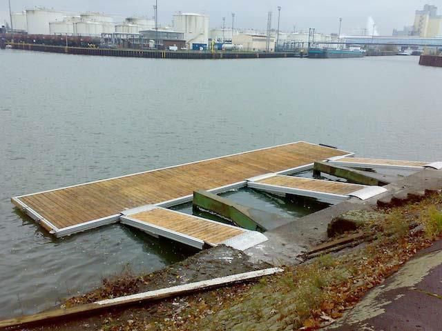 Ein großes Gewässer mit einem Dock im Vordergrund