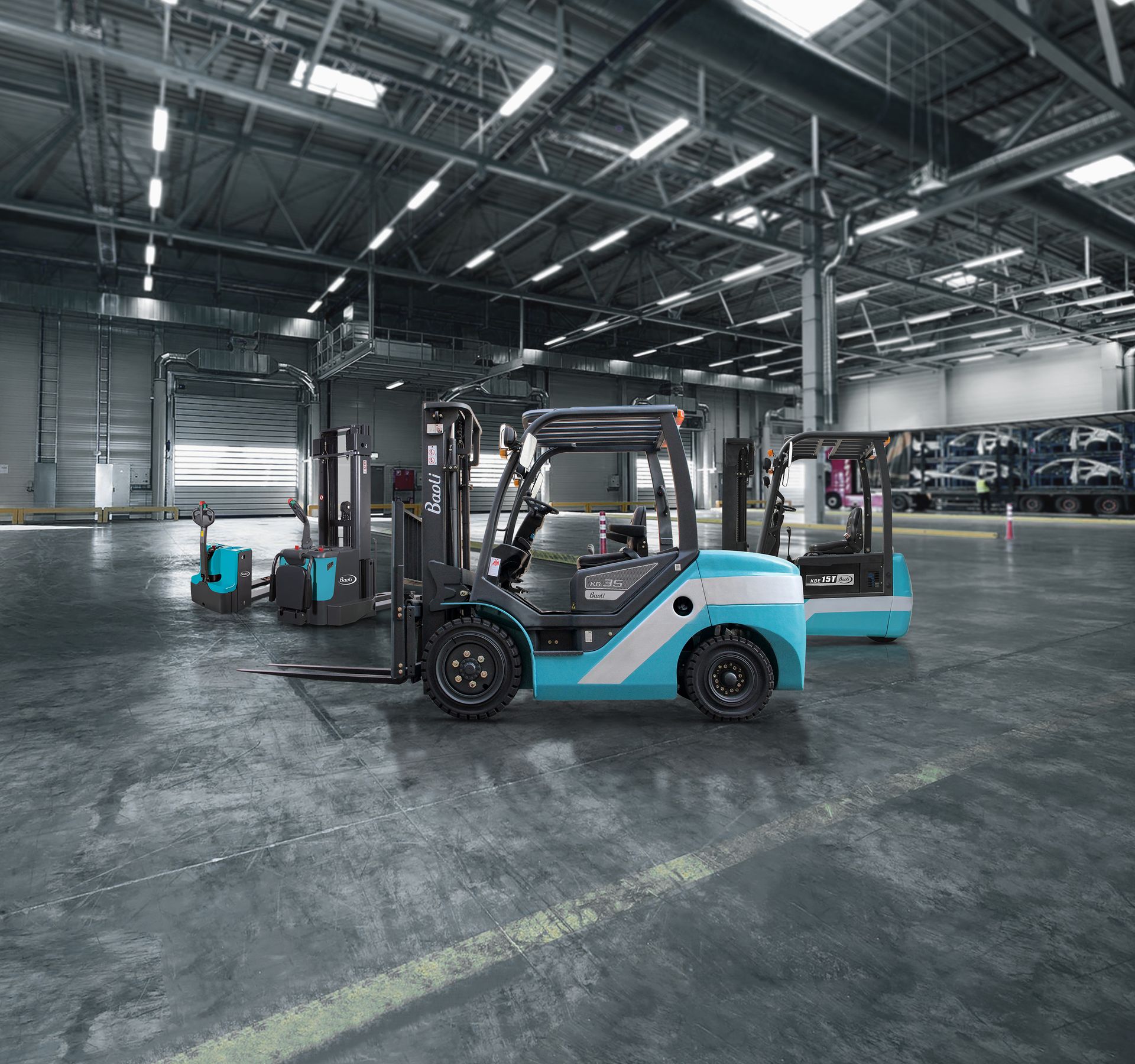 Un grupo de personas se encuentra alrededor de una carretilla elevadora en un almacén.