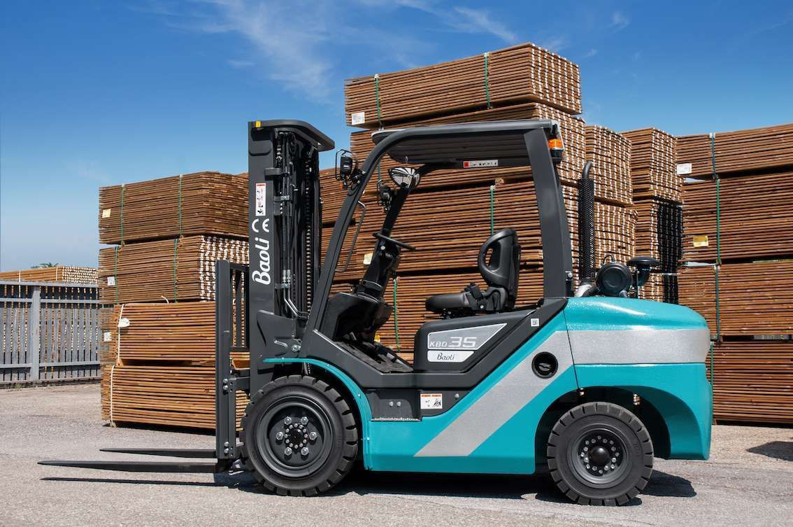 Un grupo de personas está trabajando en un almacén.
