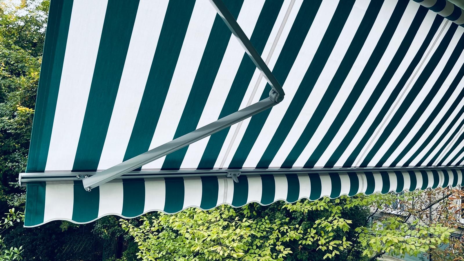 Eine Nahaufnahme einer Jalousie, durch die Licht scheint.