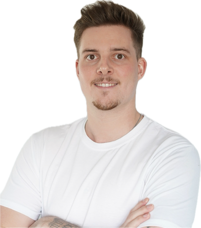 Ein Mann mit verschränkten Armen trägt ein weißes Hemd