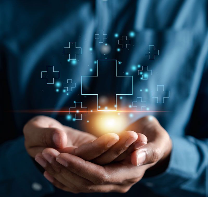 Eine Person hält ein medizinisches Kreuz in den Händen.