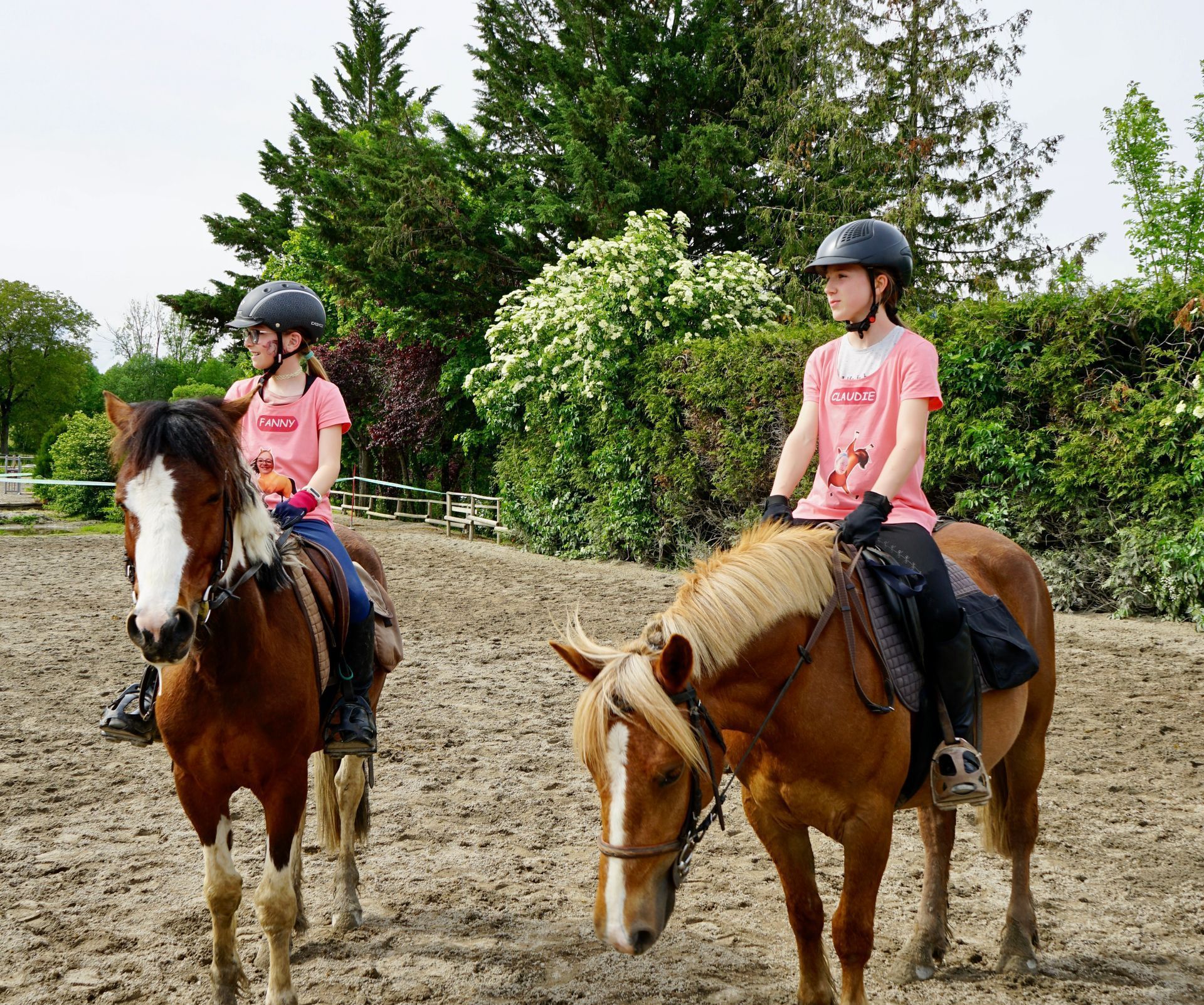 Deux jeunes cavalières en apprentissage