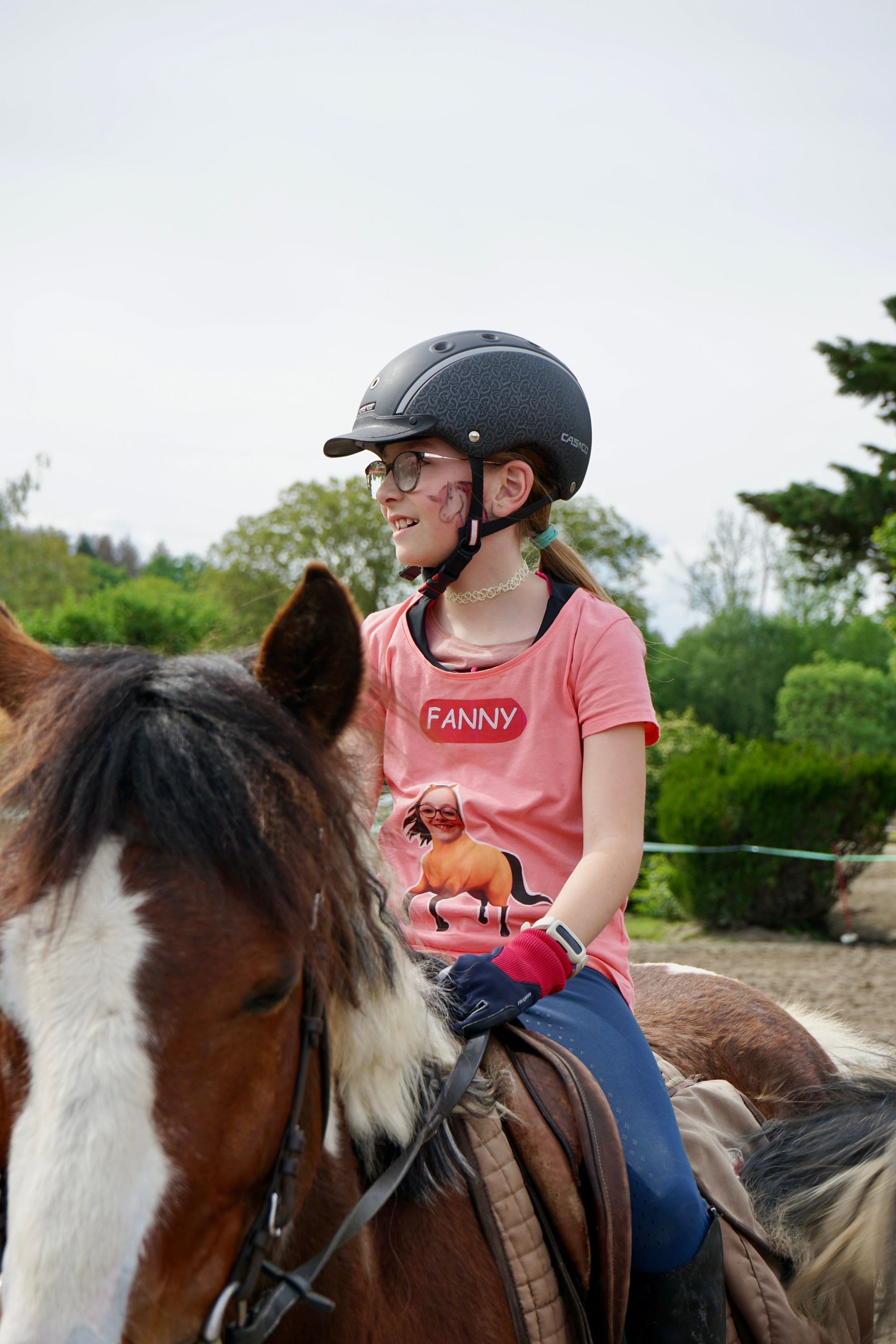 Fille en sortie en rondonnée à cheval