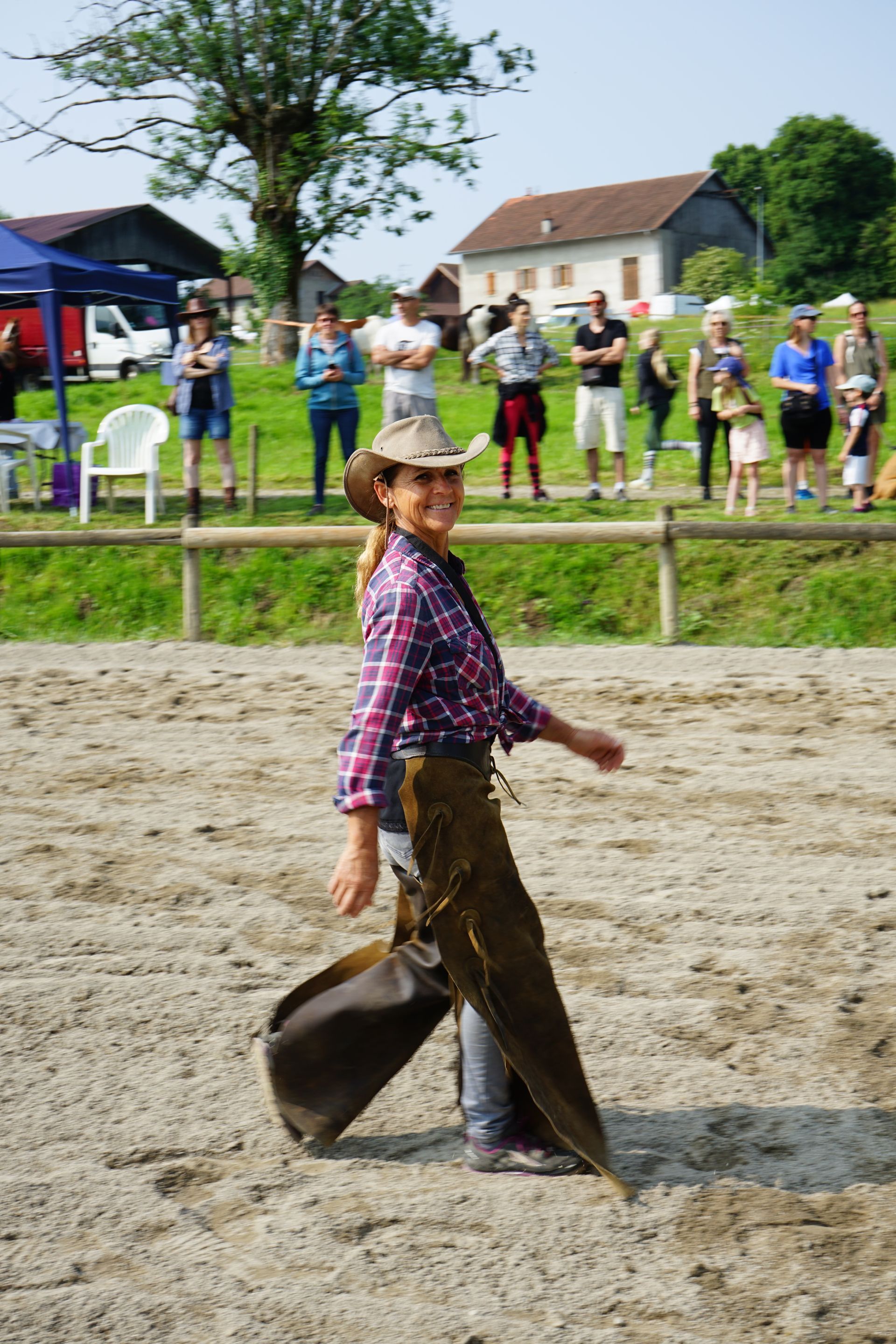 Animatrice de l'École d'Équitation de Peillonnex déguisée en cow-girl