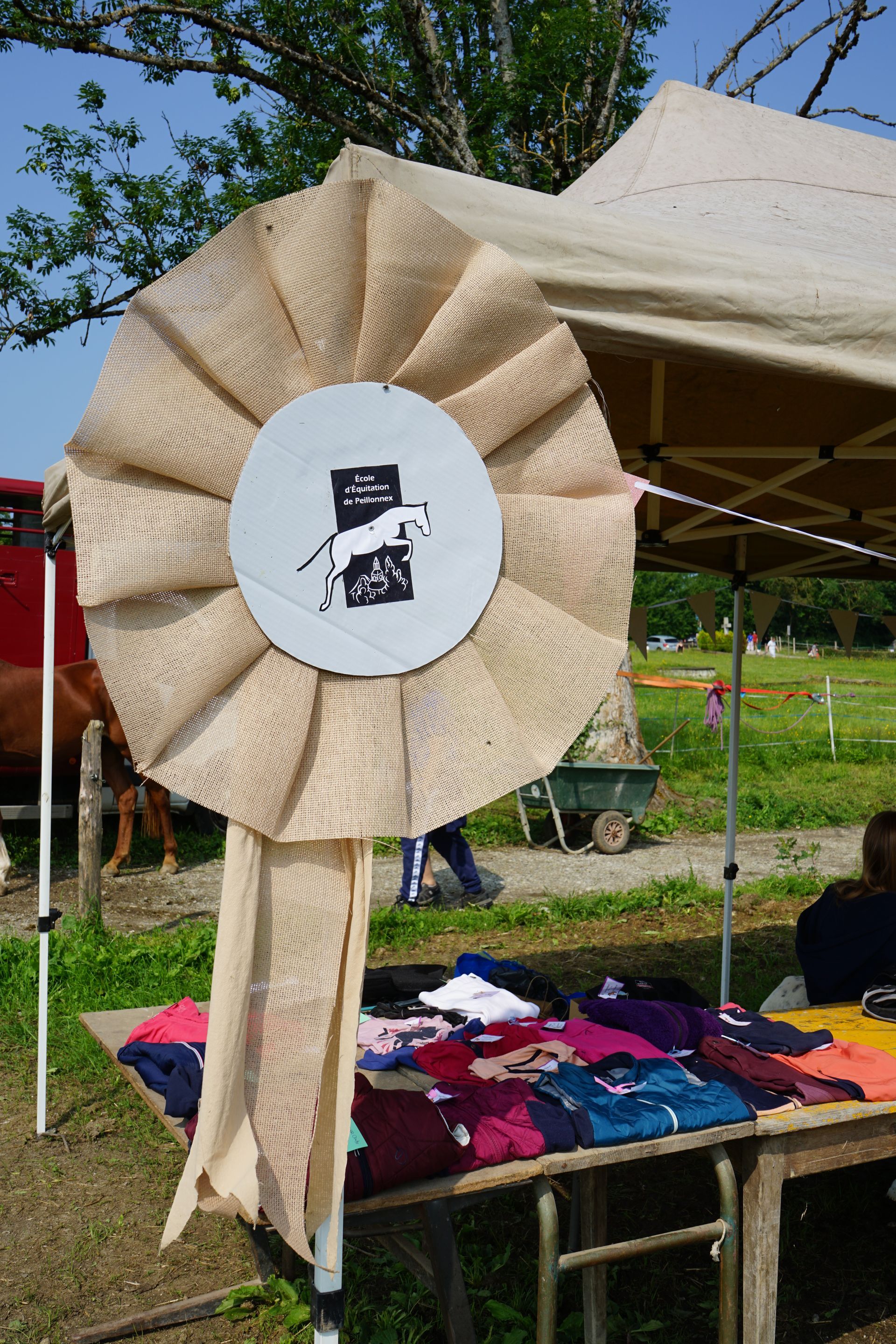 Grosse cocarde avec le logo de l'École d'Équitation de Peillonnex