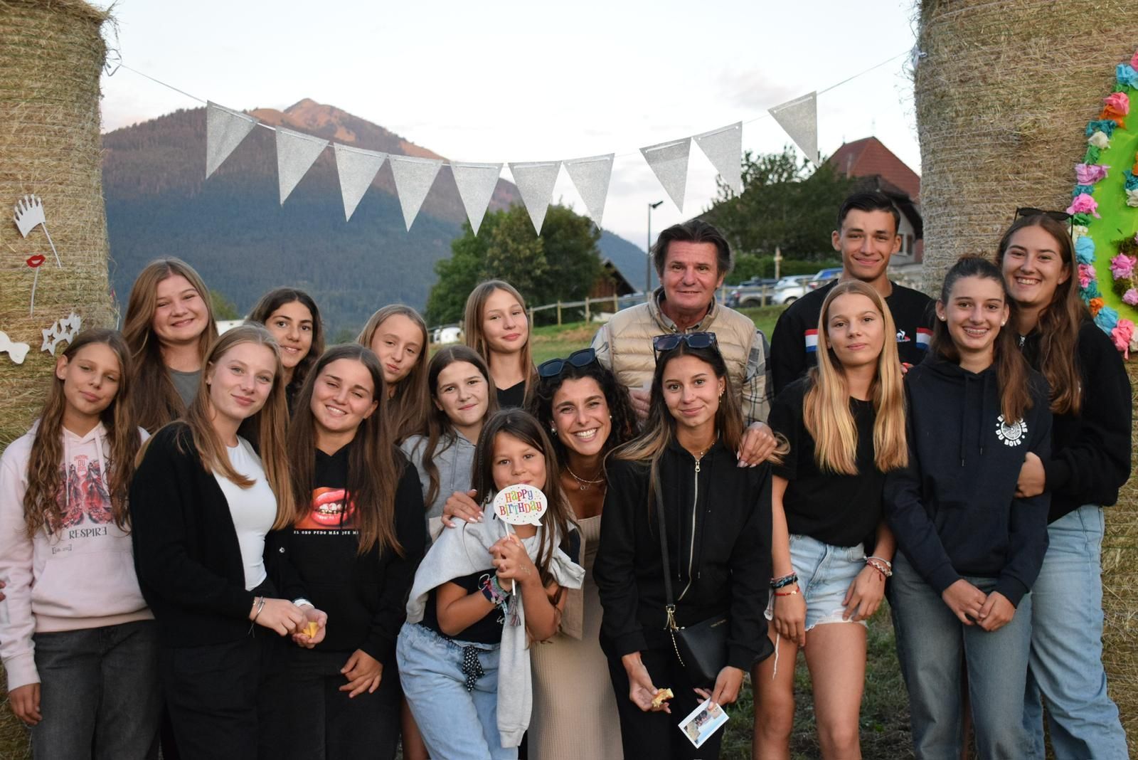 Groupe de jeunes adolescents lors d'un anniversaire à l'École d'Équitation de Peillonnex
