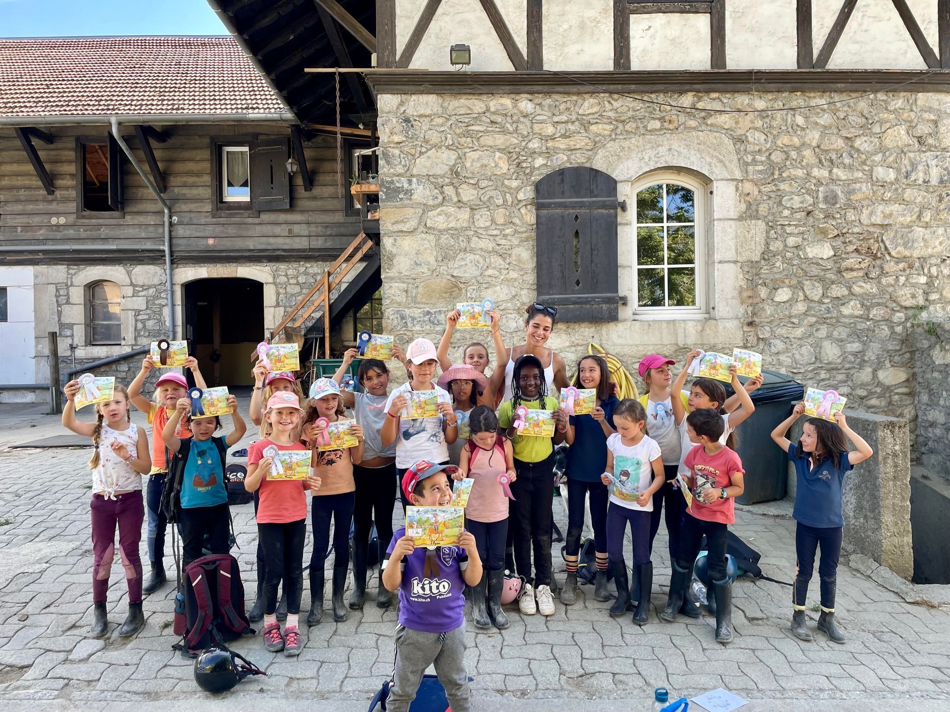 Plusieurs enfant s en stage à école d'équitation de Peillonnex