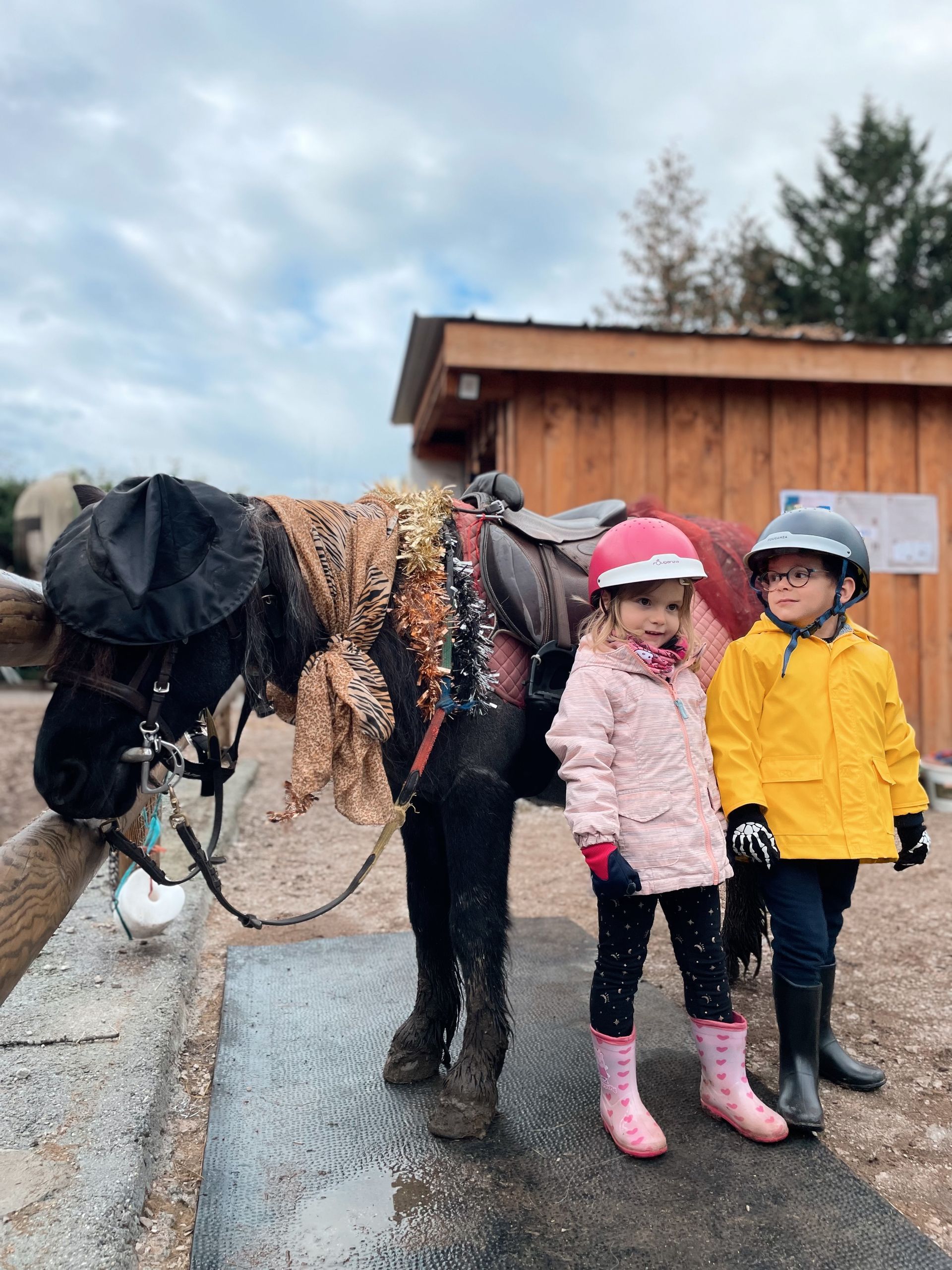 Deux enfants au club poney