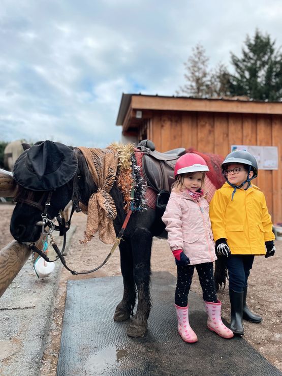 Deux enfants et un poney