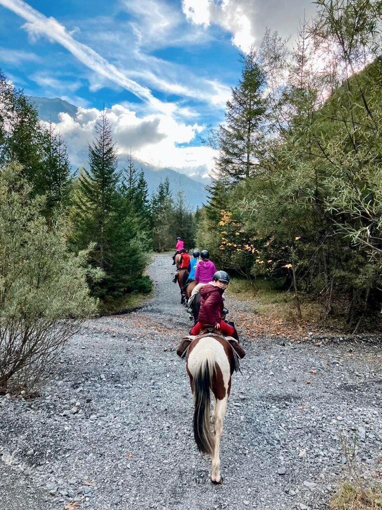 Des enfants en balade à cheval