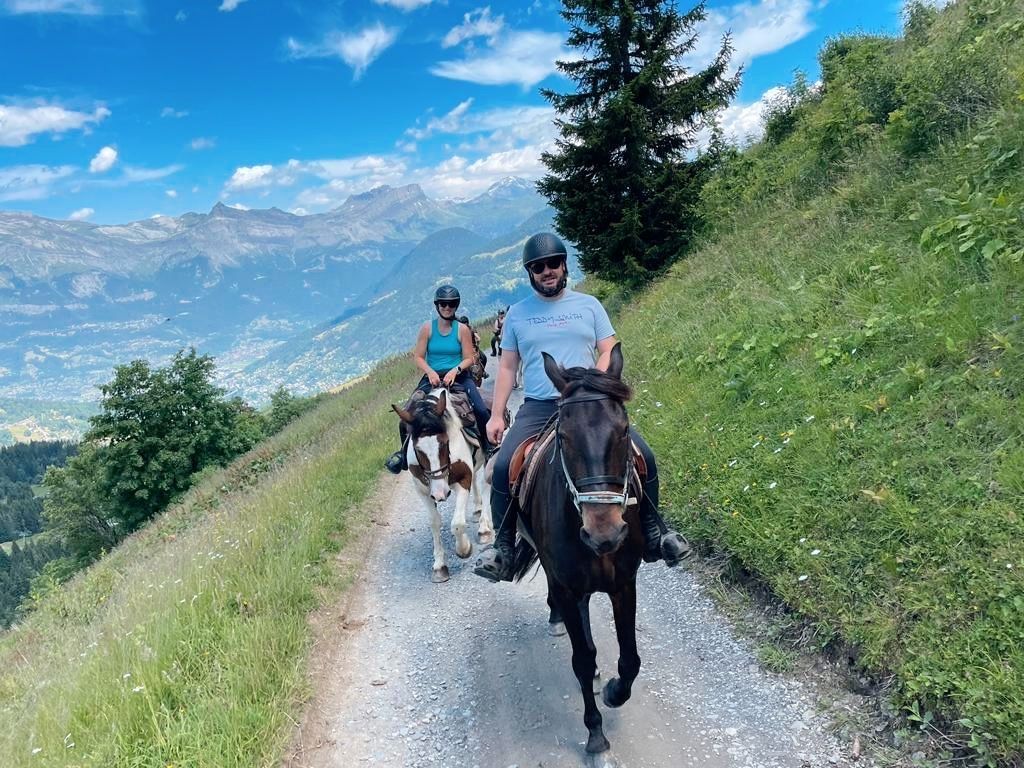 Balade à cheval avec des guides