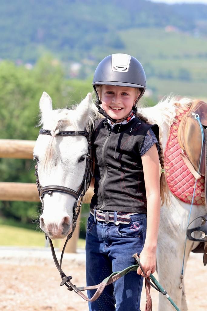 Petite fille sur un poney
