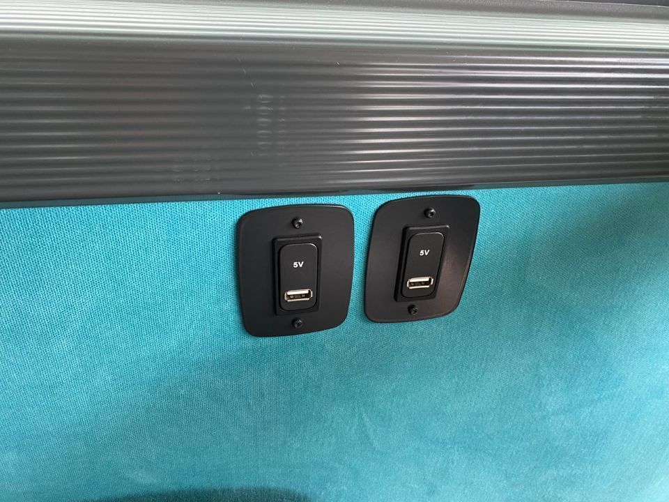 USB-Anschlüsse in einem Bus von Omnibus-Reiseverkehr Reinhold Rabenstein KG